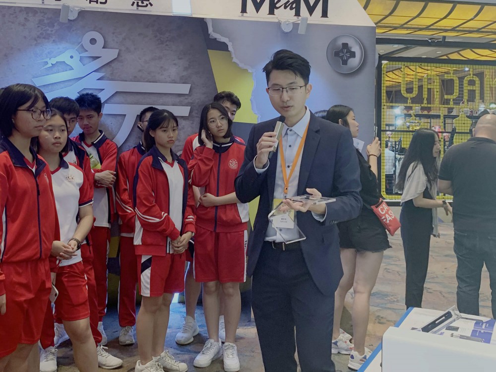 Chen Tianlan, founder of Digifluidic Biotech Co., Ltd., introduced the company's main product to school students from Macau