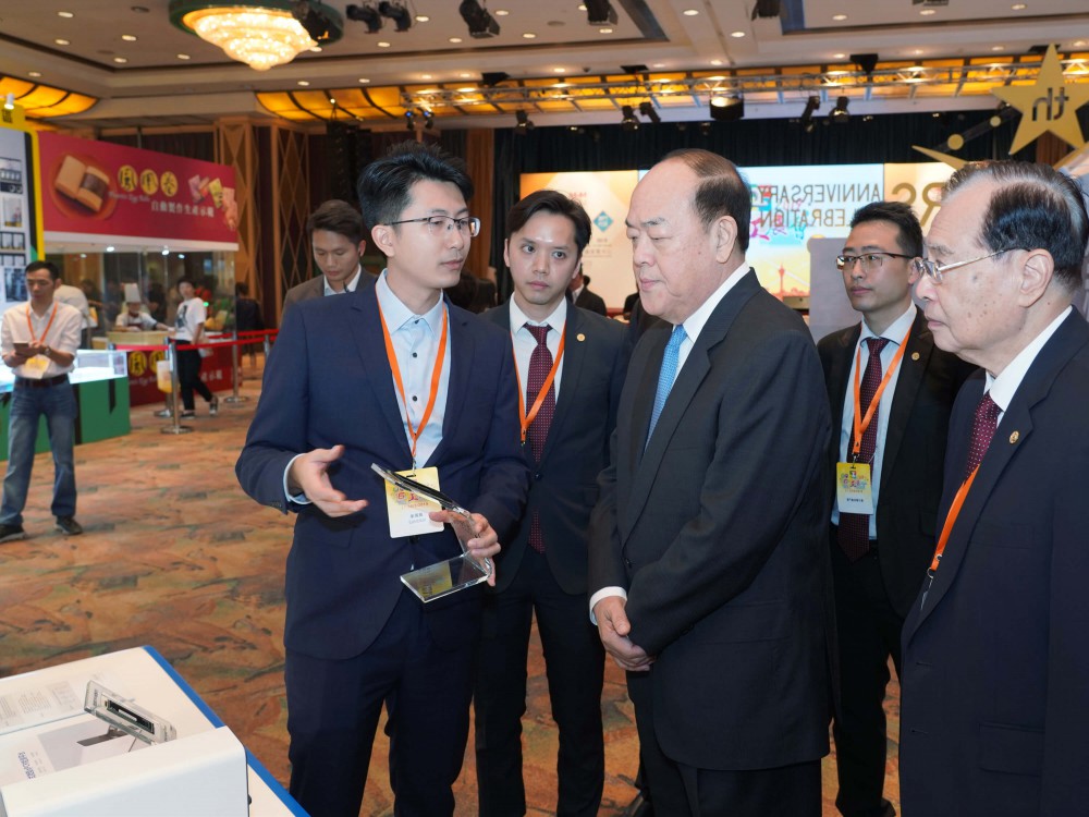 Chen Tianlan, founder of Digifluidic Biotech Co., Ltd., introduced the company's main product to guests from Industrial Assoiciation of Macau